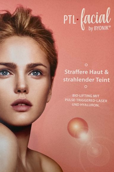 Frau mit glatter Haut und natürlichem Teint, bewirbt PTL-Facial von Environ.