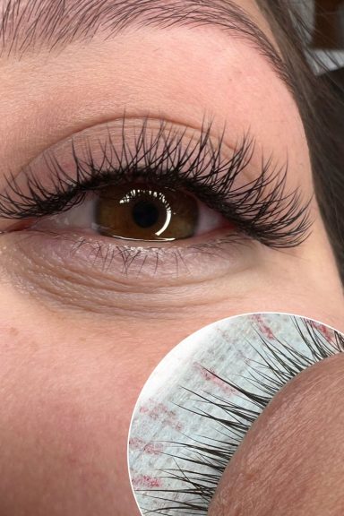 Nahaufnahme eines Auges mit langen Wimpern und einem Wimpern-Befestigungsring.